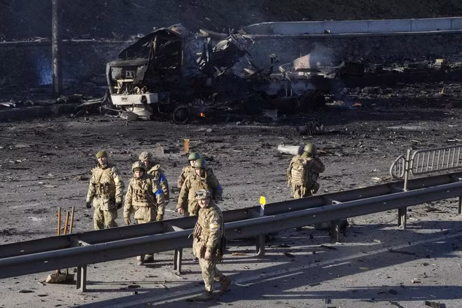 Điều gì sẽ xảy ra với Kyiv, sau khi dân thường được sơ tán? Theo các hình ảnh vệ tinh của phương Tây, một lượng lớn xe tăng, thiết giáp và pháo binh của Nga đang tập trung xung quanh Kyiv, chỉ cách trung tâm Kiev khoảng 25 km.