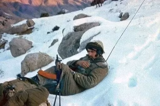 Cuộc chiến ở Afghanistan đã ảnh hưởng lớn đến sự phát triển của Liên Xô. Vốn đầu tư ồ ạt và thương vong, cùng với sự cô lập của Liên Xô với cộng đồng quốc tế, được coi là một trong những nguyên nhân dẫn đến sự tan rã của Liên bang Sô-viết ít năm sau đó. 