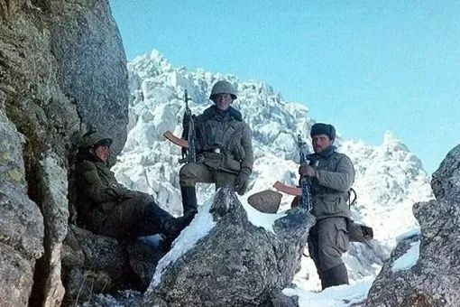 Hiện chưa rõ số người Afghanistan thiệt mạng trong cuộc chiến, nhưng theo nhiều nguồn tin khác nhau có thể từ 1 triệu đến 2 triệu người đã thiệt mạng và đã có từ 850.000 đến 1,5 triệu người Afghanistan xin tị nạn ở Pakistan và Iran.