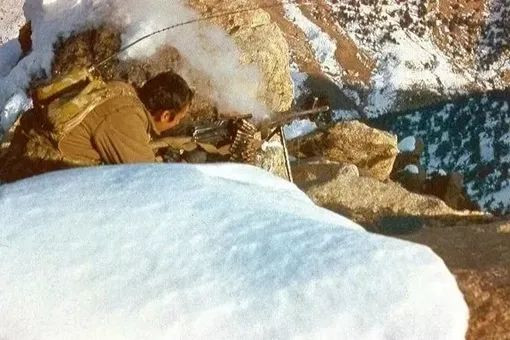 Trong cuộc chiến kéo dài 10 năm ở Afghanistan, quân đội Liên Xô đã đưa tổng cộng khoảng 620.000 binh sĩ, trong đó khoảng 115.000 người đã tham gia vào các hoạt động quân sự chống lại các nhóm kháng chiến ở nhiều vùng khác nhau của Afghanistan.