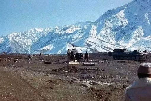 Vào cuối tháng 7/1978, cuộc khủng hoảng chính trị ở Afghanistan đã khiến Bộ Chính trị Đảng Cộng sản Liên Xô quyết định triển khai quân đội Liên Xô tại nước này, bất chấp sự phản đối từ phương Tây. 