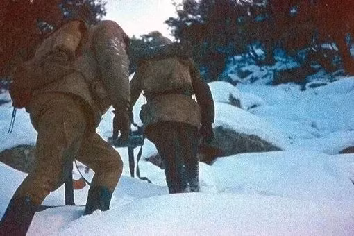 Tuy nhiên, cuộc chiến không dừng lại ở đó, Liên Xô phải duy trì một số lượng lớn quân ở Afghanistan trong 10 năm, do sự kháng cự của người dân địa phương. Việc này gây thiệt hại lớn về người và của cho Liên Xô.