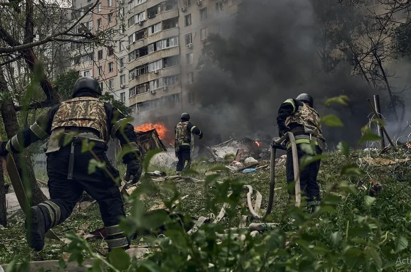 Tuy nhiên, điều Quân đội Ukraine không ngờ là Không quân Nga đã tiến hành một cuộc không kích dữ dội như vậy. Sau khi các cuộc không kích của Nga bắt đầu, tuyến phòng thủ của Quân đội Ukraine nhanh chóng bị tổn thất nặng nề.