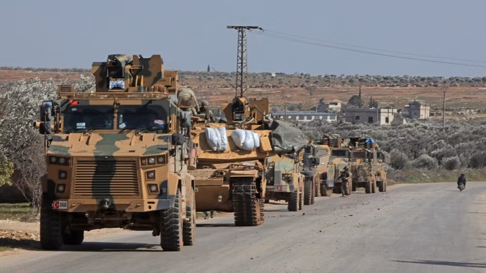 Ngày 1/11, các đoàn xe quân sự của Thổ Nhĩ Kỳ đã đi qua trạm kiểm soát al-Yabisa để đến khu vực Tell Abyad ở phía bắc tỉnh Raqqa. Đầu tuần này, quân đội Thổ Nhĩ Kỳ đã triển khai lực lượng tiếp viện lớn, bao gồm xe tăng và xe bọc thép, ở vùng nông thôn phía bắc Raqqa, cũng như vùng nông thôn phía bắc al-Hasakah.