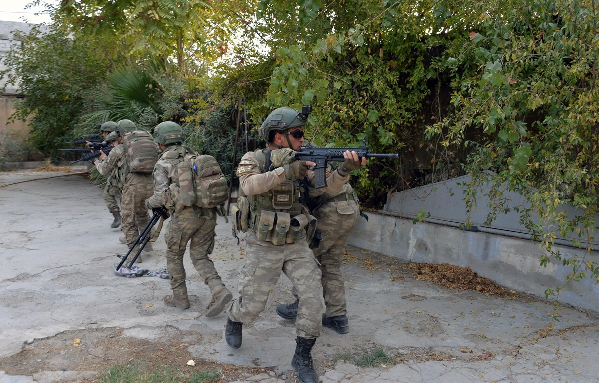 Cuộc tấn công bằng UAV này, được thực hiện trong bối cảnh quân đội Thổ Nhĩ Kỳ và lực lượng ủy nhiệm của lực lượng này, đang nã pháo vào các vị trí của lực lượng dân quân người Kurd ở ngoại ô Ain Issa. Trong khi đó, Thổ Nhĩ Kỳ triển khai quân tiếp viện ở miền bắc Syria.