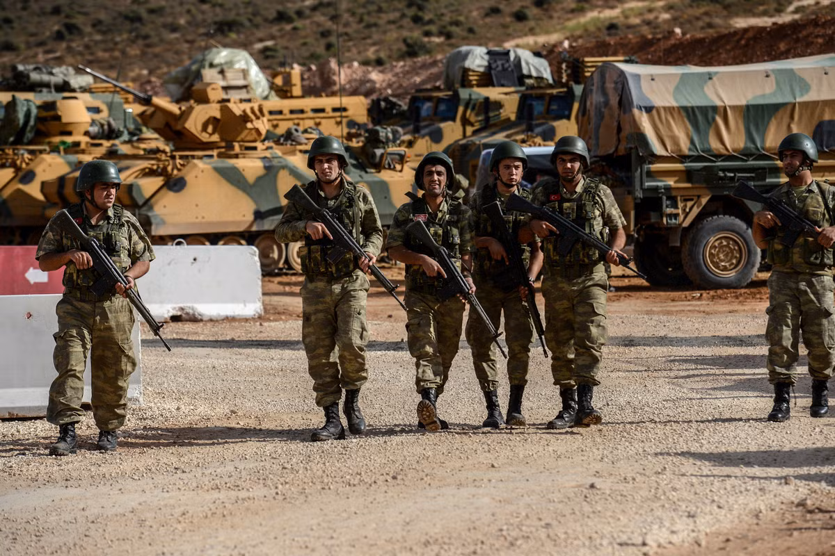 Ngày 1/11, đại diện cơ quan báo chí của Bộ Quốc phòng Thổ Nhĩ Kỳ, Thiếu tá Pinar Kara cho biết, các lực lượng vũ trang Thổ Nhĩ Kỳ đã tiêu diệt hơn 2.360 chiến binh của các tổ chức khủng bố khác nhau trong khu vực, kể từ đầu năm 2021. Chỉ tính riêng trong tháng 10, đã có 169 kẻ khủng bố bị tiêu diệt.