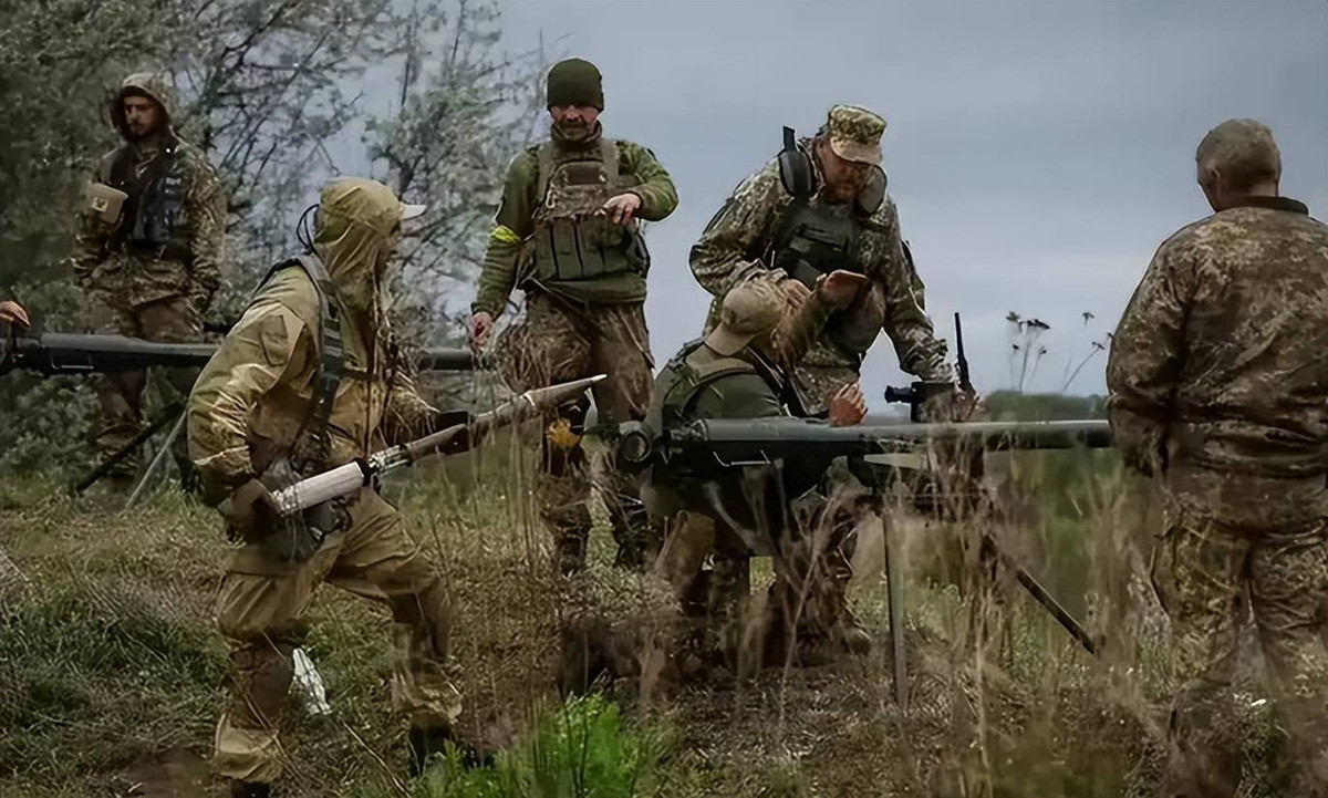 Hiện quân Ukraine vẫn đang kiểm soát mọi lối vào Nhà máy than cốc, đánh dấu các vật chuẩn, tính toán sẵn phần tử bắn cho các trận địa súng cối và bố trí các điểm hỏa lực súng máy dọc theo các con đường tiếp cận chính. Nhưng pháo tầm xa ở đây vô dụng.