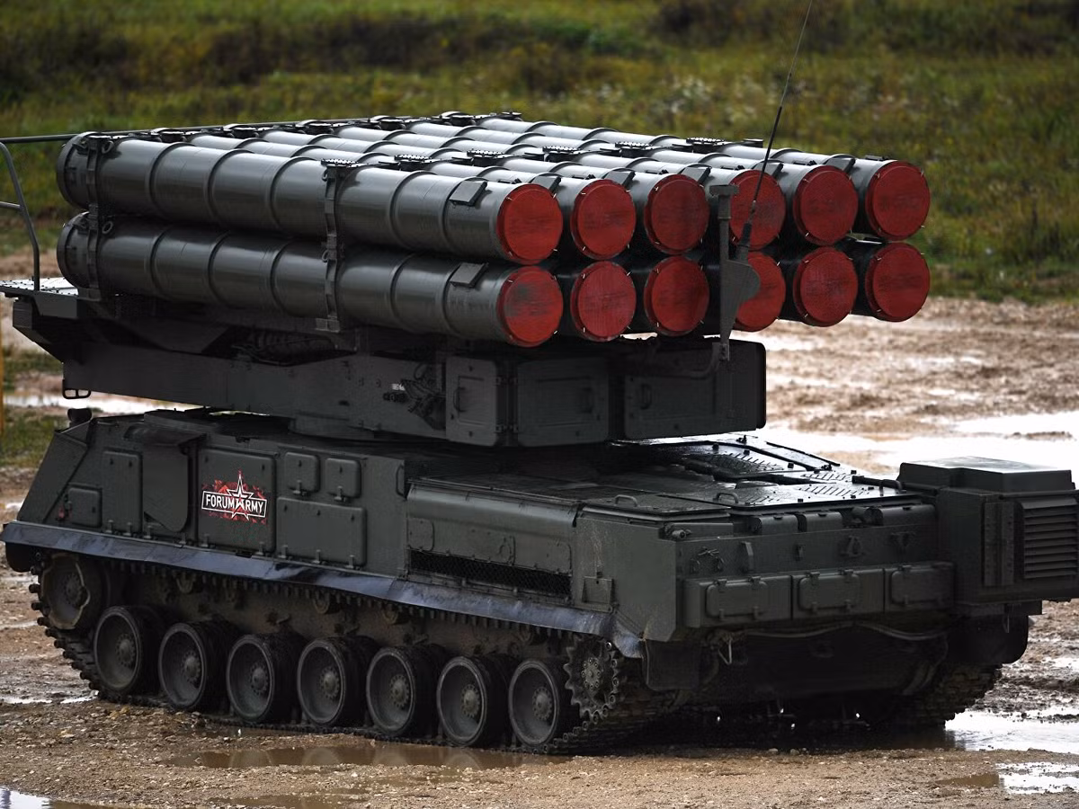 Trên các đoạn video được người đi đường quay và đưa lên mạng xã hội cách đây vài ngày, người xem có thể thấy quá trình vận chuyển hệ thống tên lửa phòng không Buk-M3, của Quân đội Nga về hướng biên giới Ukraine.