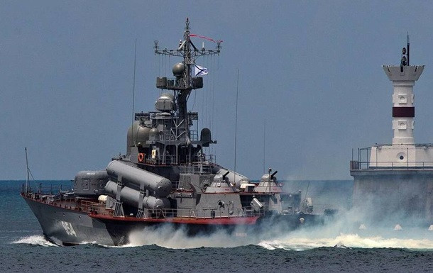 Hai ngày trước, Ngoại trưởng Ukraine, Dmitry Kuleba đưa ra tối hậu thư 48 giờ cho Nga, yêu cầu Moscow cung cấp thông tin về các cuộc tập trận hải quân trên Biển Đen do phía Nga tiến hành; số lượng và thành phần các đơn vị trong khung thời gian quy định.