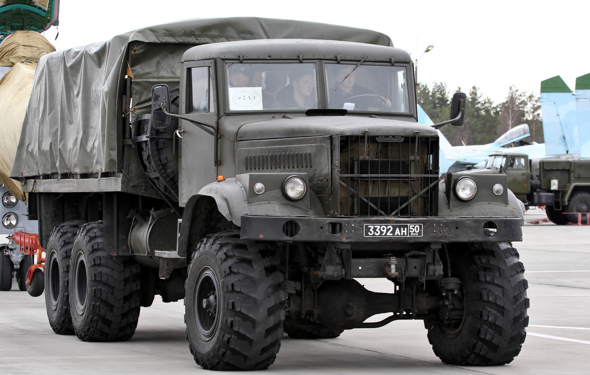 Việc kéo pháo M46 cũng rất phức tạp và cồng kềnh, chỉ một vài loại xe tải có khả năng kéo được loại pháo này, ví dụ như xe bánh xích ATS-59 hay xe tải bánh hơi công suất lớn KrAZ 255B, điều này khiến pháo M46 dù mạnh, nhưng triển khai trận địa chậm, nhất là với những trận địa quy mô lớn.