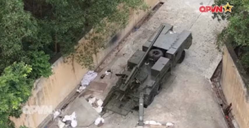 PTH-130-K255B không có máy móc phụ trợ, giúp giảm sức người như máy nạp đạn và pháo vẫn phải nạp đạn và tống đầu đạn vào buồng đạn bằng thủ công. Còn về điều khiển hỏa lực và thao tác lấy phần tử lên pháo, PTH-130-K255B của Việt Nam cũng giống như Jupiter 5.