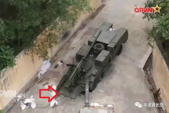 Ngoài ra do pháo được lắp quá cao ở phía sau thùng xe, nên một bàn đứng thao tác cho pháo thủ có thể thu vào, được lắp đặt ở phía sau xe, để thuận tiện cho việc thao tác của pháo thủ. Ở giữa thùng xe, có hai khoang chứa đạn, một để chứa liều phóng và một để chứa đầu đạn.