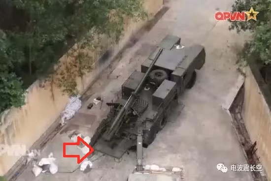 Ngoài ra do pháo được lắp quá cao ở phía sau thùng xe, nên một bàn đứng thao tác cho pháo thủ có thể thu vào, được lắp đặt ở phía sau xe, để thuận tiện cho việc thao tác của pháo thủ. Ở giữa thùng xe, có hai khoang chứa đạn, một để chứa liều phóng và một để chứa đầu đạn.