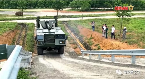 Theo kênh truyền hình Quốc phòng Việt Nam, cỗ pháo tự hành này được Việt Nam thiết kế dựa trên pháo tự hành Jupiter. Jupiter là loại pháo tự hành được Cuba phát triển từ pháo kéo dã chiến, với rất nhiều phiên bản khác nhau.