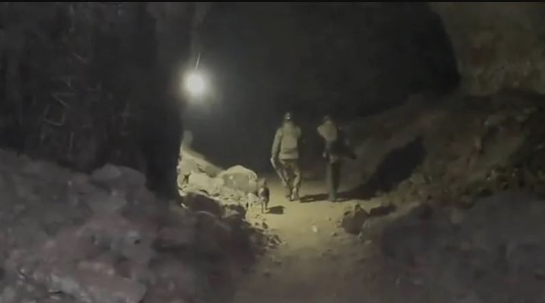 Khi quân đội Nga chui sâu vào đường hầm sâu 150m (thậm chí có đường hầm sâu 200 mét), thì tìm thấy tàn thuốc lá và chai nước Ukraine. Một số lượng lớn bình dưỡng khí quân dụng cũng được tìm thấy, nếu không có bình dưỡng khí, binh lính sẽ chết ngạt do thiếu dưỡng khí trong 20 phút ở độ sâu 100-200m dưới lòng đất.