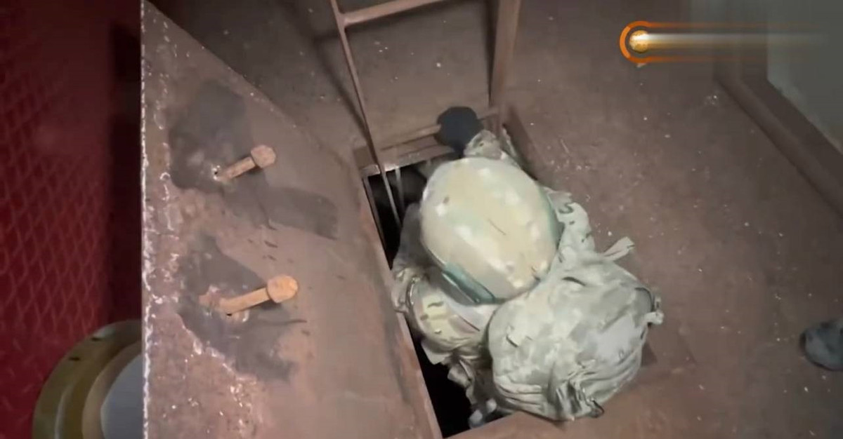 Hiện quân Ukraine cố gắng sử dụng UAV tấn công cỡ nhỏ để thâm nhập vào căn cứ ngầm và tấn công các lực lượng của Nga đang nghỉ ngơi tại đây. Để chống lại UAV cỡ nhỏ của Ukraine tấn công, quân Nga đã căng một lưới kim loại trước lối vào mỏ đá, trở thành rào cản đối với UAV của Ukraine. 