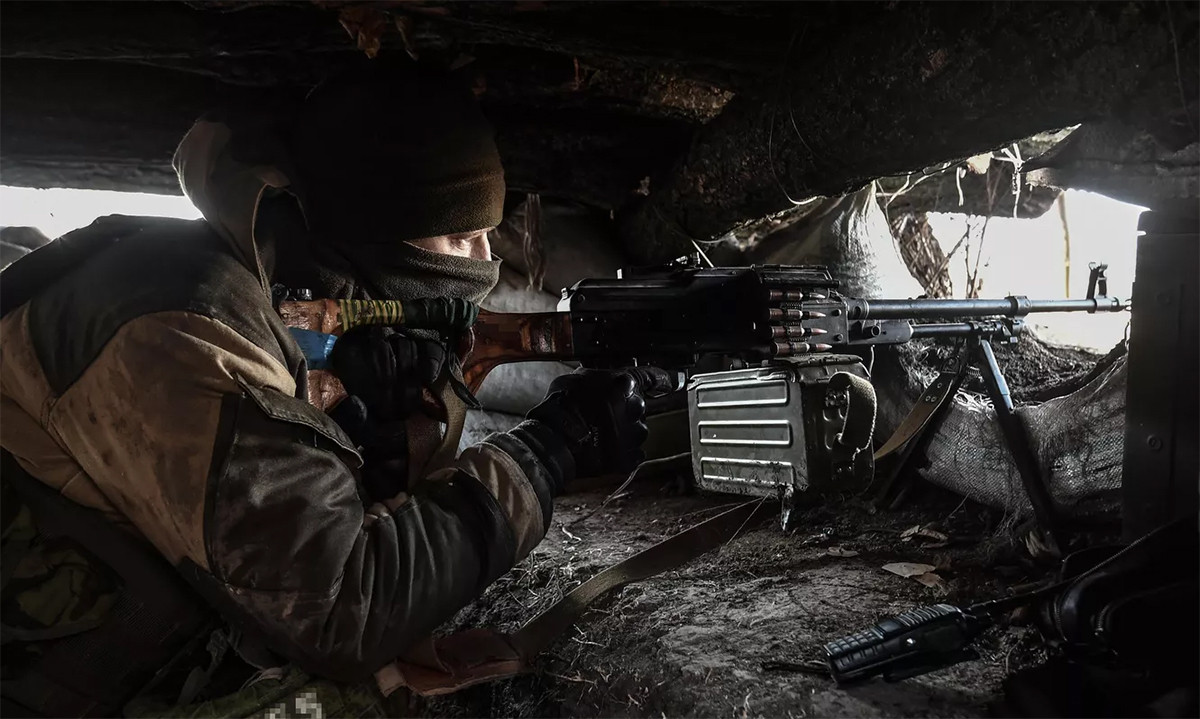 Tình hình ở đây rất nguy hiểm; mặc dù thị trấn chiến lược này đã bị quân Nga và lực lượng lính đánh thuê Wagner tràn ngập, nhưng không hoàn toàn phải vậy! Quân Ukraine đến từ mọi nơi! Mọi thứ đều có thể bị đạn pháo phá hủy và không có bất cứ nơi nào được yên tĩnh.