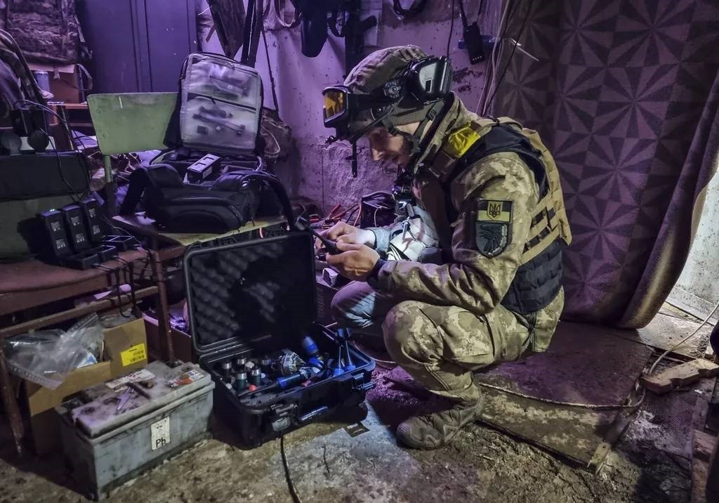 Thậm chí ở căn cứ ngầm được bố trí rất tiện nghi cho việc trú quân và nghỉ ngơi lâu dài, với lều bạt, bếp dã chiến, nhà tắm bên hồ nước ngầm, máy phát điện cung cấp điện độc lập.