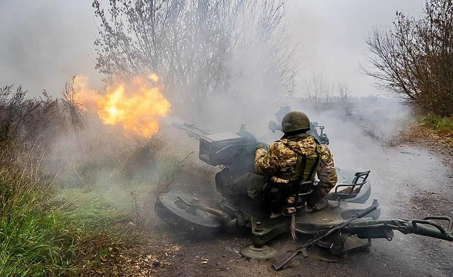 Hiện tại, các trận chiến khốc liệt vẫn tiếp diễn trong thành phố Bakhmut với tổn thất cực kỳ nghiêm trọng cho cả hai bên. Còn theo đánh giá của đoạn video do lính đánh thuê Ukraine công bố, các chướng ngại vật và công sự đang được tích cực dựng lên trong thành phố; điều này cho thấy quân đội Ukraine không có ý định rút khỏi thành phố, ít nhất là trong thời gian sắp tới. 