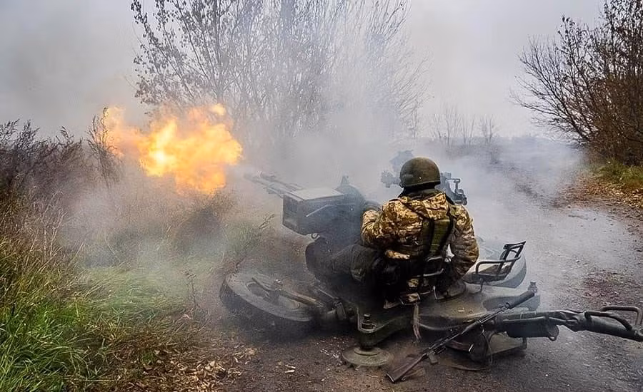 Hiện tại, các trận chiến khốc liệt vẫn tiếp diễn trong thành phố Bakhmut với tổn thất cực kỳ nghiêm trọng cho cả hai bên. Còn theo đánh giá của đoạn video do lính đánh thuê Ukraine công bố, các chướng ngại vật và công sự đang được tích cực dựng lên trong thành phố; điều này cho thấy quân đội Ukraine không có ý định rút khỏi thành phố, ít nhất là trong thời gian sắp tới. 