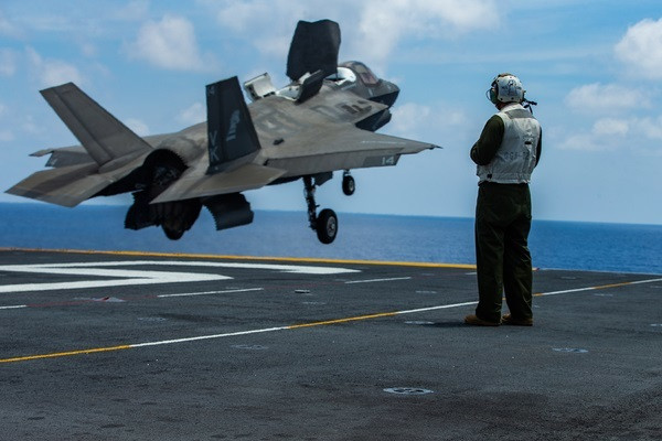 Chiếc tiêm kích F-35B của Không quân Anh vừa bị rơi, thuộc phi đội "Wake Island Avengers" và do phi công Anh điều khiển. So với phi công Anh, phi công Mỹ có kinh nghiệm lái máy bay chiến đấu F-35B trên tàu sân bay hơn.