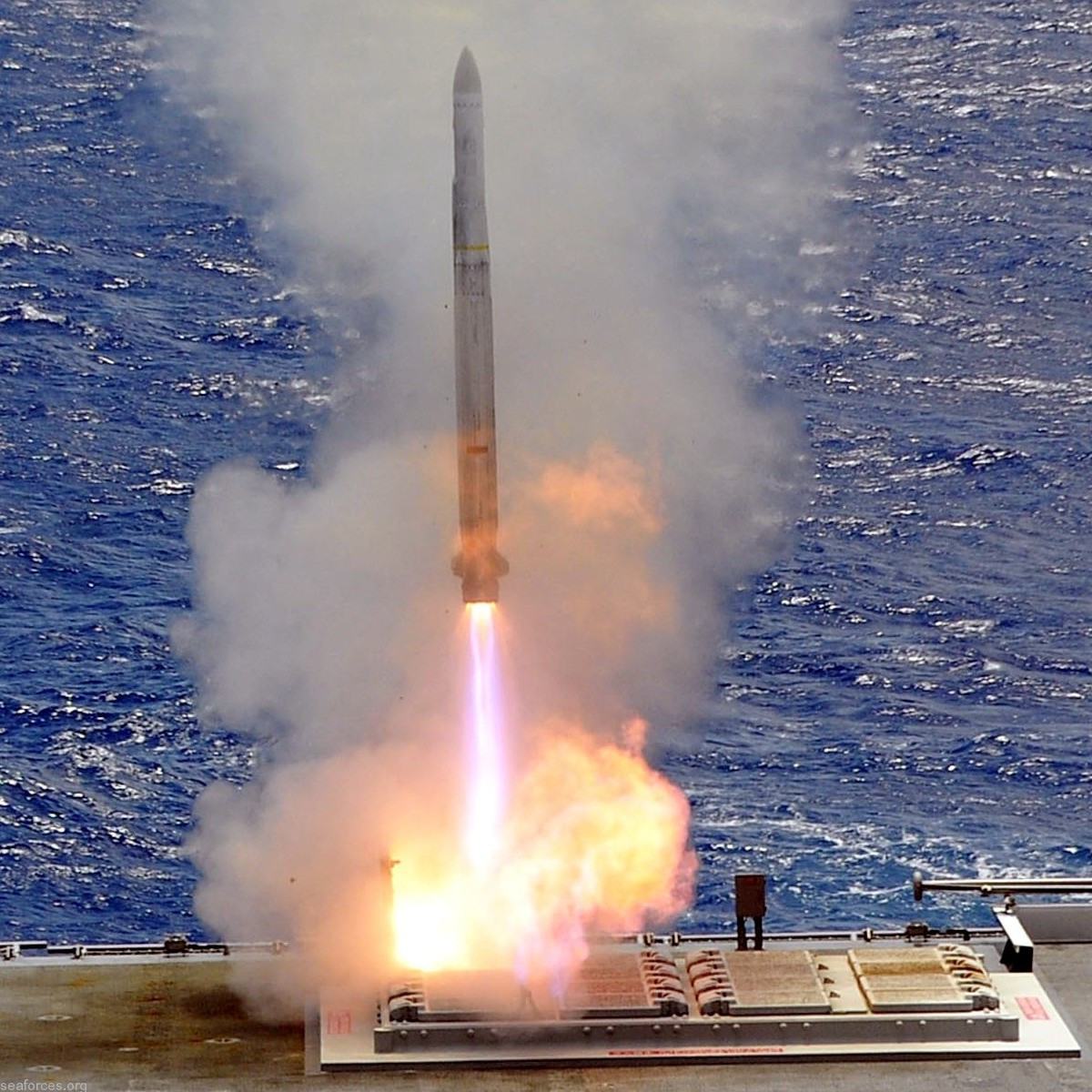 Tên lửa cải tiến "Sea Sparrow" (phiên bản RIM-162), được triển khai trên bệ phóng tên lửa thẳng đứng MK-41 dưới dạng "1 khoang 4 ống phóng"; tên lửa này có khả năng chống nhiễu cao. Giá của một tên lửa Sea Sparrow có giá 1,49 triệu USD một quả.