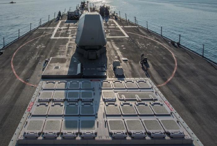 Tàu khu trục USS Kani được trang bị bệ phóng tên lửa thẳng đứng (VLS) MK-41 gồm 96 ống phóng. Trong đó có 48 ống dùng để phóng tên lửa phòng không Standard, 32 ống để phóng tên lửa phòng không Sea Sparrow cải tiến. Trên tàu còn có 21 bệ phóng tên lửa phòng không tầm ngắn RAM.