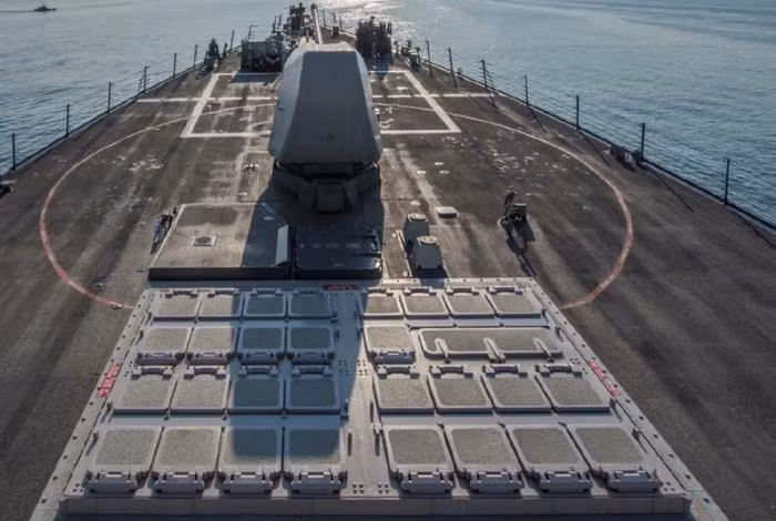 Tàu khu trục USS Kani được trang bị bệ phóng tên lửa thẳng đứng (VLS) MK-41 gồm 96 ống phóng. Trong đó có 48 ống dùng để phóng tên lửa phòng không Standard, 32 ống để phóng tên lửa phòng không Sea Sparrow cải tiến. Trên tàu còn có 21 bệ phóng tên lửa phòng không tầm ngắn RAM.