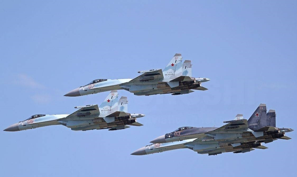 Không quân Nga hiện có khoảng 110 máy bay chiến đấu Su-35S và sẽ đạt 124 chiếc Su-35S vào năm 2024; biên chế thành 4 trung đoàn không quân gồm Trung đoàn không quân tiêm kích 22 ở Sentralnaya Uglovaya, Trung đoàn 23 ở Chomji, Trung đoàn 159 ở Besowitz, Trung đoàn 790 ở Khodilovo. 