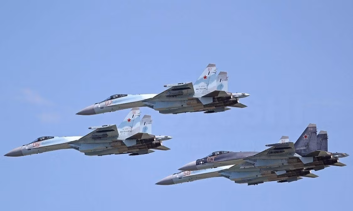 Không quân Nga hiện có khoảng 110 máy bay chiến đấu Su-35S và sẽ đạt 124 chiếc Su-35S vào năm 2024; biên chế thành 4 trung đoàn không quân gồm Trung đoàn không quân tiêm kích 22 ở Sentralnaya Uglovaya, Trung đoàn 23 ở Chomji, Trung đoàn 159 ở Besowitz, Trung đoàn 790 ở Khodilovo. 