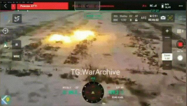 Với trọng lượng nhẹ hơn, xe chiến đấu bộ binh Bradley M2A2 của Ukraine đã tiến hành các hoạt động cơ động, tận dụng các ngôi nhà trong làng làm nơi ẩn náu và liên tục áp sát xe tăng T-90M của Nga đậu trên đường từ cánh phải.