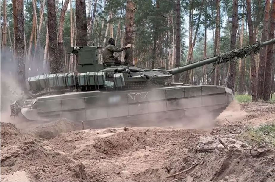 Đạn pháo 25 mm do xe chiến đấu bộ binh Ukraine bắn liên tục trúng xe tăng T-90M, khiến lớp giáp phản ứng nổ (ERA) trên tháp pháo xe tăng phát nổ, nhưng không gây thiệt hai cho giáp chính của chiếc T-90.