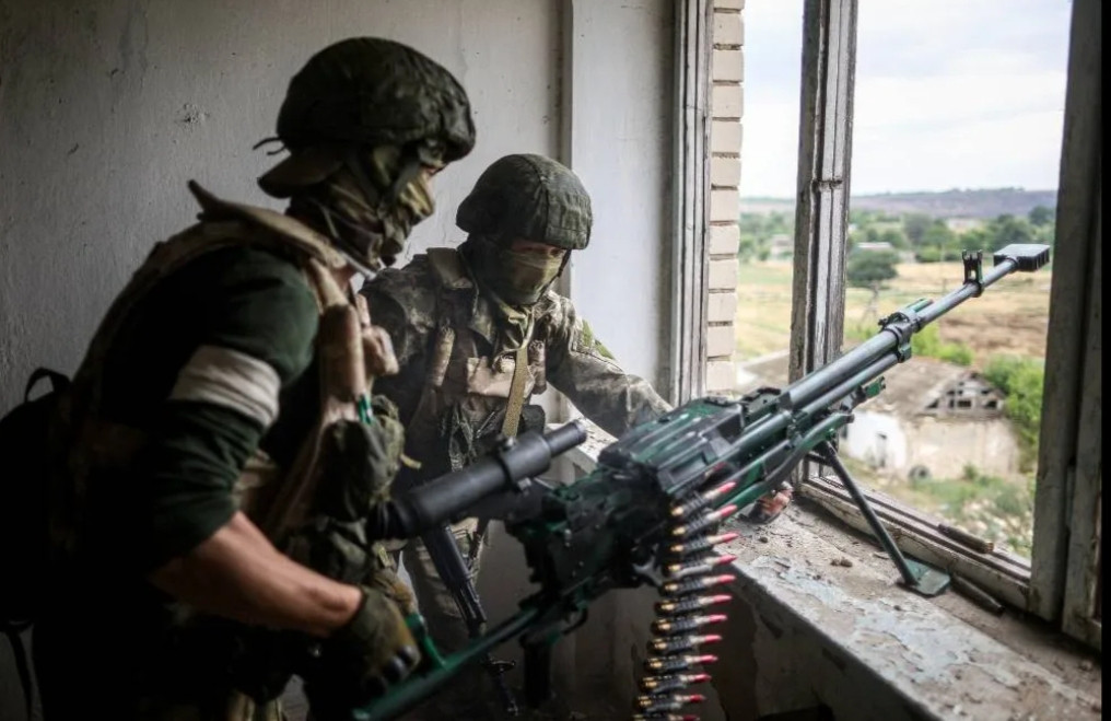 Tận dụng điểm yếu này của quân Ukraine về thiếu lực lượng dự bị, các mũi xung kích của Sư đoàn dù 98 Nga đã nhanh chóng chiếm được một nửa mỏ đất sét số 9 và buộc các đơn vị Ukraine phải rút lui về khu vực trận địa đã chuẩn bị sẵn, trong khu rừng phía bắc Chasov Yar. 