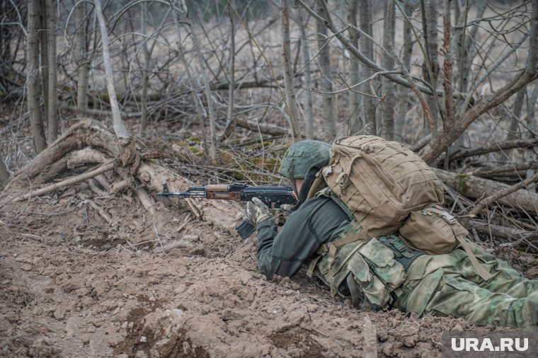 Nhưng bối cảnh mới còn tệ hơn đối với quân Ukraine, khi rút lui về phía bắc Chasov Yar, bởi trong khu vực này có nhiều vùng đất thấp, đồi núi, rừng rậm,... đã cản trở tầm nhìn và gây khó khăn cho việc sử dụng hỏa lực ngăn chặn quân Ukraine tiến lên theo đội hình nhỏ lẻ và UAV len lỏi giữa cây cối rậm rạp càng khó khăn hơn.