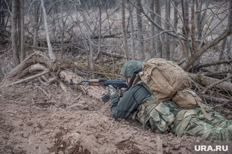 Nhưng bối cảnh mới còn tệ hơn đối với quân Ukraine, khi rút lui về phía bắc Chasov Yar, bởi trong khu vực này có nhiều vùng đất thấp, đồi núi, rừng rậm,... đã cản trở tầm nhìn và gây khó khăn cho việc sử dụng hỏa lực ngăn chặn quân Ukraine tiến lên theo đội hình nhỏ lẻ và UAV len lỏi giữa cây cối rậm rạp càng khó khăn hơn.