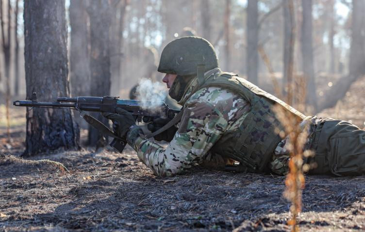 Tuy nhiên, trong thế trận phòng ngự của quân Ukraine tại Chasov Yar xuất hiện một lỗ hổng lớn trong kế hoạch giữ thành phố, khi họ phải tập trung mọi nỗ lực ngăn chặn các cuộc tấn công của Sư đoàn dù cận vệ 98 của Nga. Tuyến phòng thủ của quân Ukraine chạy từ các tiểu quận phía bắc tới mỏ đất sét số 9 và khu rừng lân cận đã bị suy yếu, do sử dụng hết nguồn dự trữ. 