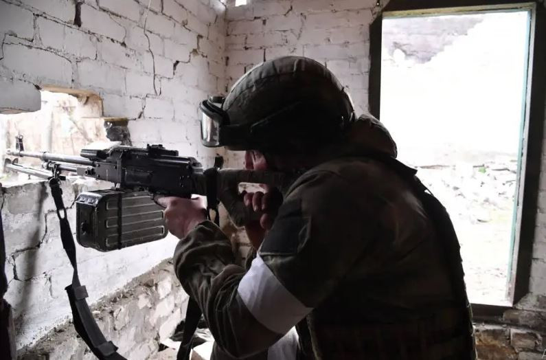 Vì vậy, các mũi đột kích của quân dù Nga sau khi xuyên thủng tuyến phòng thủ đầu tiên ở phía nam Chasov Yar, hiện đã sẵn sàng phát triển chiến quả của họ ở phía bắc thành phố.