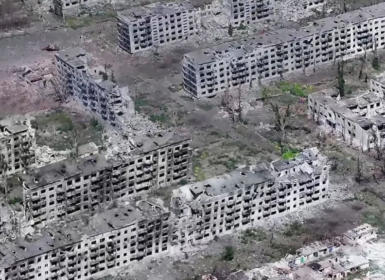 Kênh Rybar của Nga đưa tin về cuộc tiến công của quân Nga trong khu công nghiệp Chasovoy Yar và các trận chiến của lính dù Nga tại tiểu khu Severny. Ngoài ra còn có các cuộc chiến giành những điểm cao có ý nghĩa chiến thuật ở phía bắc của tiểu quận này.