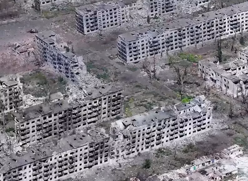 Kênh Rybar của Nga đưa tin về cuộc tiến công của quân Nga trong khu công nghiệp Chasovoy Yar và các trận chiến của lính dù Nga tại tiểu khu Severny. Ngoài ra còn có các cuộc chiến giành những điểm cao có ý nghĩa chiến thuật ở phía bắc của tiểu quận này.