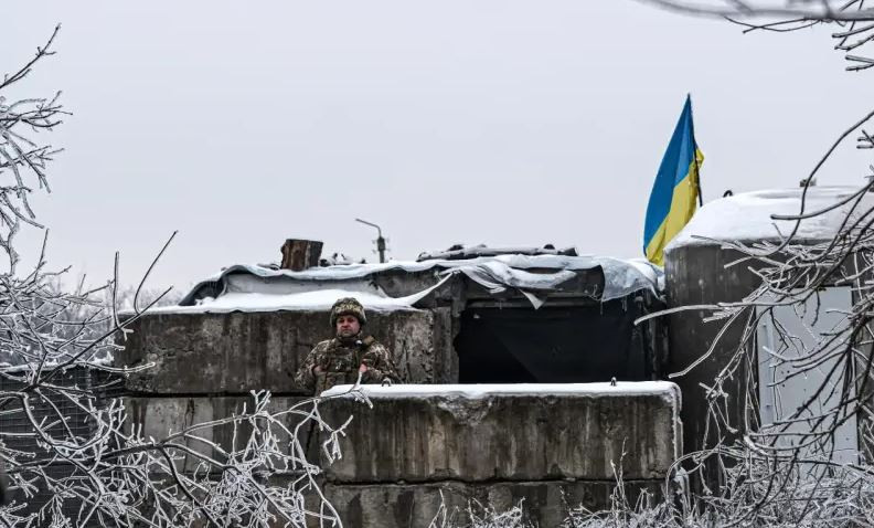 Theo các chuyên gia quân sự, bất chấp sự kháng cự quyết liệt của quân Ukraine tại Chasov Yar, việc họ giữ khu vực phòng thủ ở đây trong thời gian dài sẽ rất khó khăn. Khi họ không thể giữ được nhà máy vật liệu chịu lửa, họ chỉ có thể rút lui theo những con đường hẹp, nằm dưới sự kiểm soát hỏa lực của quân Nga.