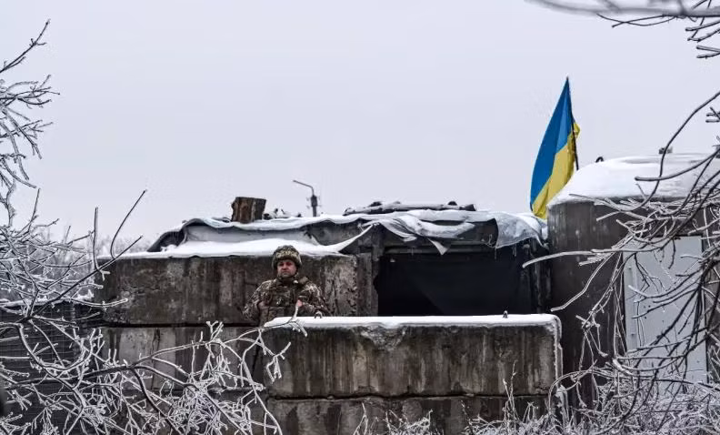 Theo các chuyên gia quân sự, bất chấp sự kháng cự quyết liệt của quân Ukraine tại Chasov Yar, việc họ giữ khu vực phòng thủ ở đây trong thời gian dài sẽ rất khó khăn. Khi họ không thể giữ được nhà máy vật liệu chịu lửa, họ chỉ có thể rút lui theo những con đường hẹp, nằm dưới sự kiểm soát hỏa lực của quân Nga.