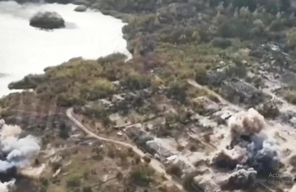 Quân Ukraine hiện dựa vào những những ngôi nhà đổ nát của nhà máy vật liệu chịu lửa để cầm chân quân Nga; đồng thời tổ chức đánh thọc sườn phía nam vào mũi xung kích quân Nga, nhằm cố gắng cắt đứt nhóm quân đối phương. Mục đích của quân Ukraine là giữ được thành phố càng lâu càng tốt và bằng bất cứ giá nào, như một "trận Bakhmut thứ hai". Trong khi quân Nga đột phá bên ngoài các tiểu khu phía nam.