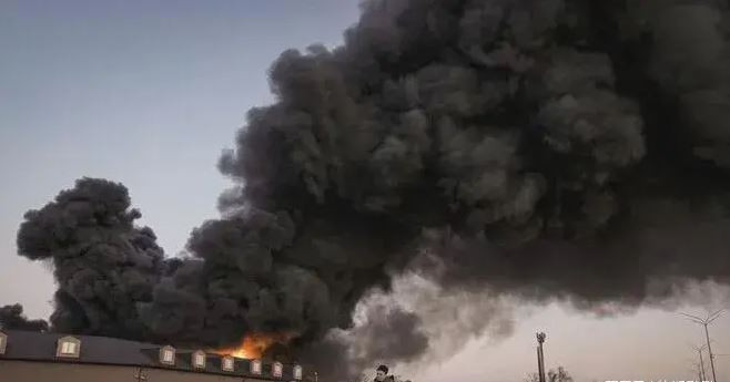 Những máy bay ném bom chiến lược của Không quân Nga đã phóng nhiều tên lửa hành trình và tên lửa đạn đạo; đồng thời Quân đội Nga liên tục phóng nhiều tên lửa siêu thanh Kinzhal tấn công nhiều mục tiêu ở Kiev.