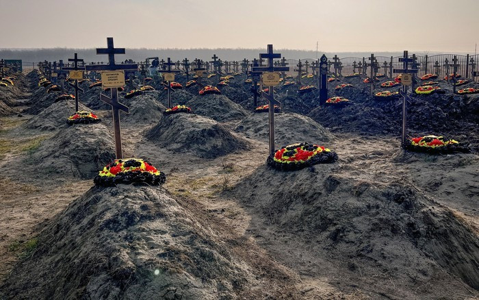 Các phương tiện truyền thông Nga là Meduza và Mediazona, đã sử dụng cáo phó và sổ đăng ký bất động sản trên khắp nước Nga và đã phát hiện ra rằng, quân đội Nga thực sự có 165.000 người đã bị thiệt mạng trong cuộc chiến kéo dài ba năm với Ukraine.