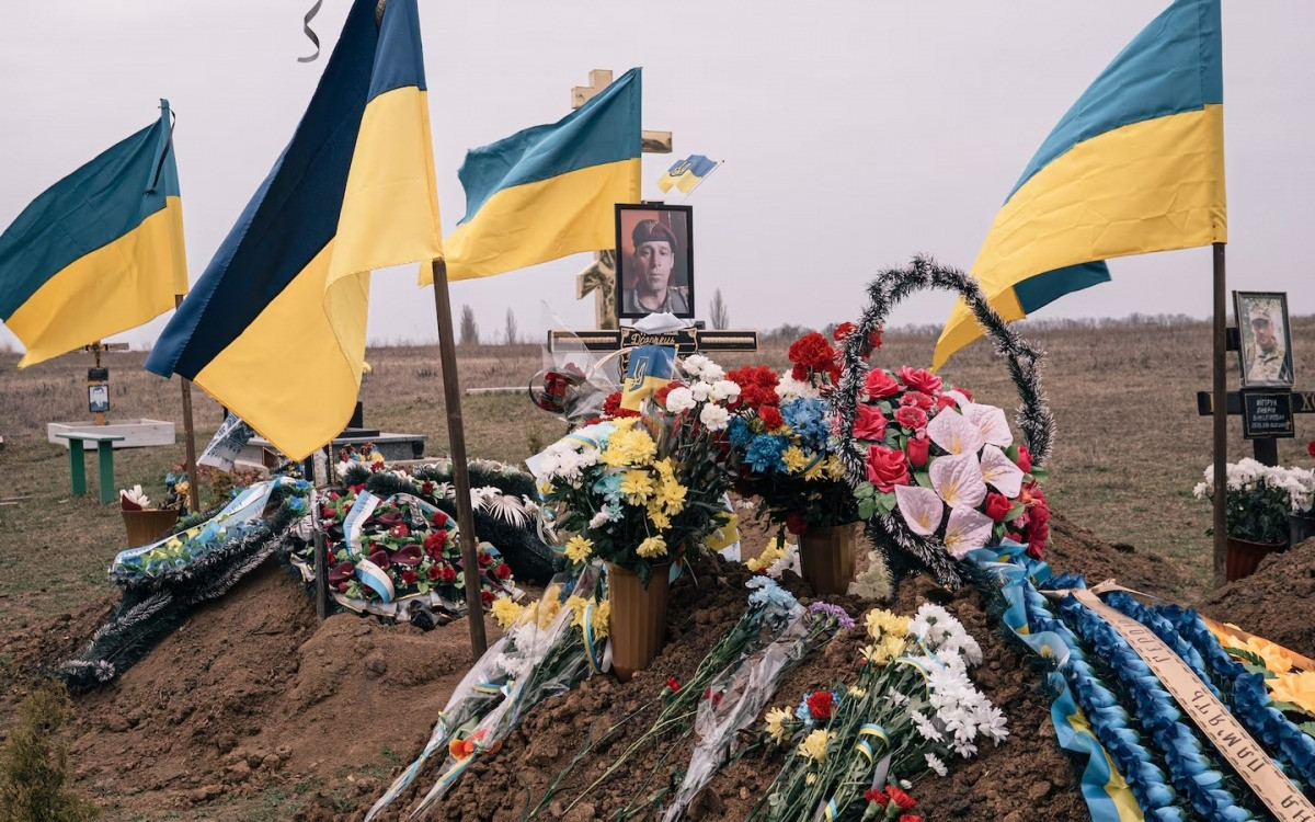 So sánh dữ liệu từ hai khía cạnh, 250.000 lính Nga thiệt mạng, 460.000 lính Ukraine thiệt mạng, 620.000 lính Nga bị thương và 380.000 lính Ukraine bị thương. Về tổng số thương vong, quân đội Nga chịu 870.000 thương vong, trong khi quân đội Ukraine chịu 1 triệu thương vong.