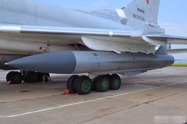 Về tên lửa hành trình phóng từ trên không, Không quân Nga sử dụng tên lửa hành trình KH-101 và KH-55; thậm chí họ còn sử dụng cả tên lửa không đối đất AS-4 Kitchen được chế tạo từ thời Liên Xô và tên lửa siêu thanh mới nhất là Dagger.