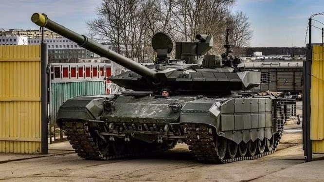 Quân đội Mỹ đã bày tỏ sự cảnh giác cao độ về việc xe tăng T-90M được đưa Nga vào chiến trường Ukraine; đối với Mỹ, đây rõ ràng không phải là một tín hiệu tốt. Theo quan điểm của tờ Military, quân đội Nga đã nhận ra những thiếu sót trong vũ khí của chính mình và đã tiến hành cải tạo và nâng cấp có mục đích.