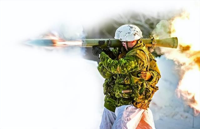 Trong những vũ khí chống tăng mà phương Tây viện trợ cho Ukraine đáng chú ý như tên lửa chống tăng Javelin và loại UAV tự sát Switchblade của Mỹ, NLAW của Anh và súng phóng lựu Tekken 3 do Đức cung cấp, đã khiến Nga thiệt hại về xe tăng và xe bọc thép. 