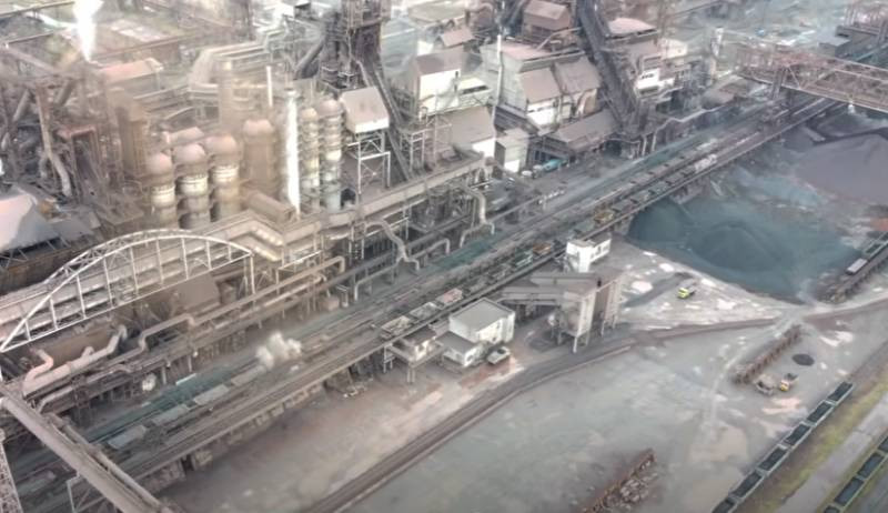 Tuy nhiên, các đường hầm và tầng hầm trong Nhà máy thép rất dài và phức tạp, để lại nhiều lối ra vào khác nhau và những cánh cửa bí mật. Quân đội Ukraine và Tiểu đoàn Azov để lại 100-150 người khác trên mặt đất của Nhà máy thép, để giám sát các hành động của quân Nga.