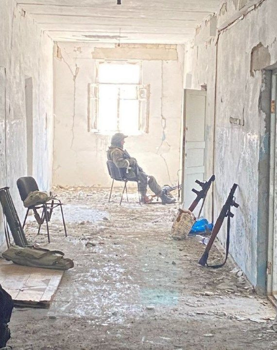 Còn lực lượng đặc nhiệm Chechnya không có mặt ở đây để truy quét trong các đường hầm. Vì vậy, hiện tại Quân đội Nga thực hiện chiến thuật bao vây chặt, không cho Quân đội Ukraine ra tay gây rối là đủ. Chờ đối thủ hết lương thực, đạn dược, buộc phải đầu hàng.